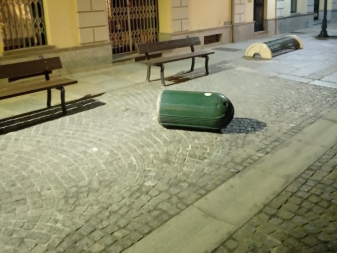 I vandali colpiscono in via del Collegio, sradicano i bidoni e li buttano in strada