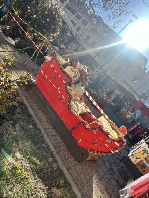 Vandalizzata la slitta di Babbo Natale in piazza