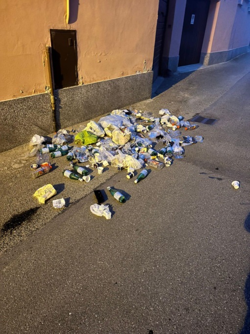 In via Cavour rifiuti sparsi ovunque