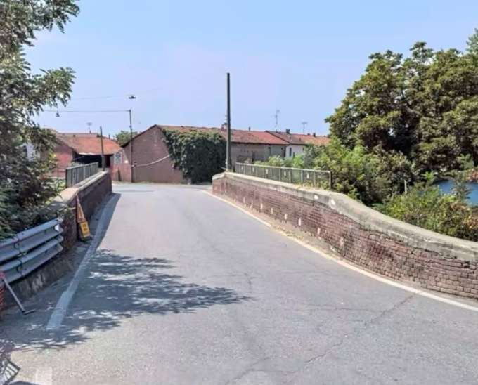 «Quella strada è provinciale: il Comune non può intervenire»