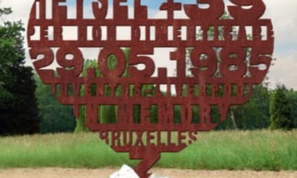 Un monumento dedicato alle vittime della tragedia dell'Heysel