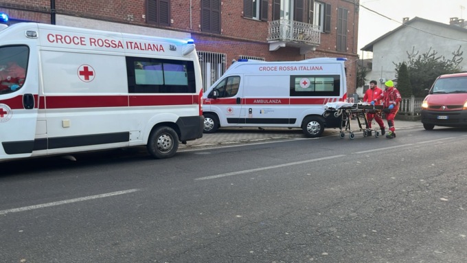 Donna investita da un’auto sulle strisce pedonali, è grave