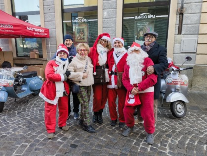 Telethon, i Babbi Natale in Vespa e moto regalano un po’ di magia IL VIDEO