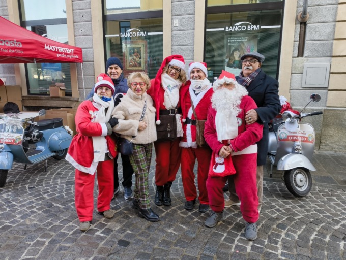 Telethon, i Babbi Natale in Vespa e moto regalano un po’ di magia IL VIDEO