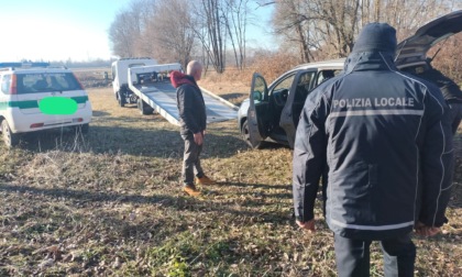 Lascia l'auto nel parcheggio e parte per le vacanze... i vigili la ritrovano in campagna