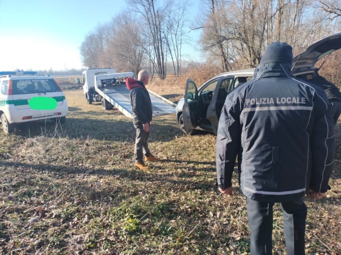 Lascia l’auto nel parcheggio e parte per le vacanze… i vigili la ritrovano in campagna