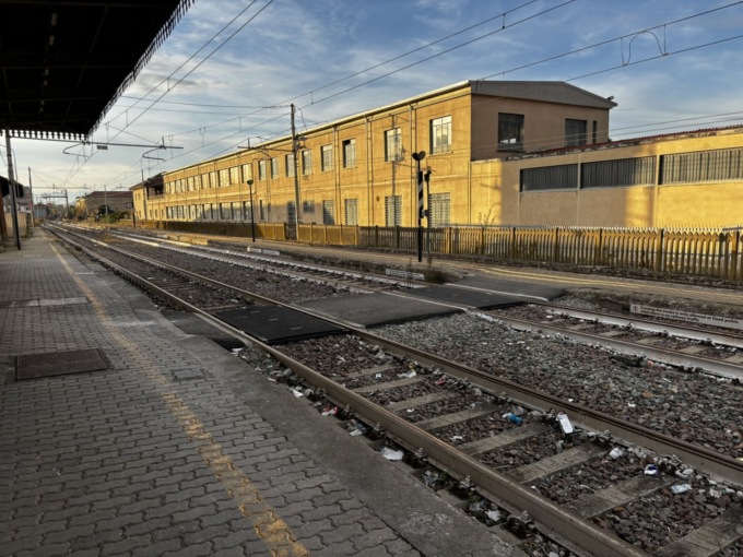 Stazioni disastrate e inaccessibili… Corse sospese e mai ripristinate