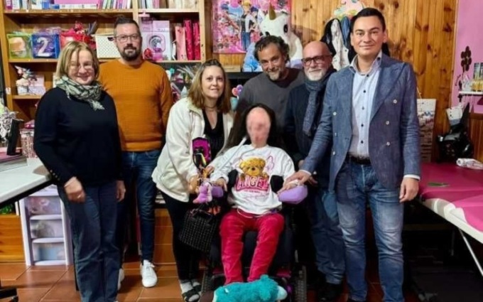 Greta ha bisogno di una sedia rotelle elettronica, parte la raccolta fondi