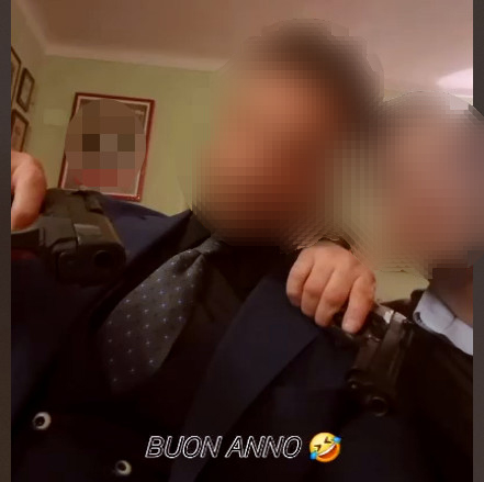 Festeggiano il Capodanno sparando e postano il video sui social: tre chivassesi nei guai