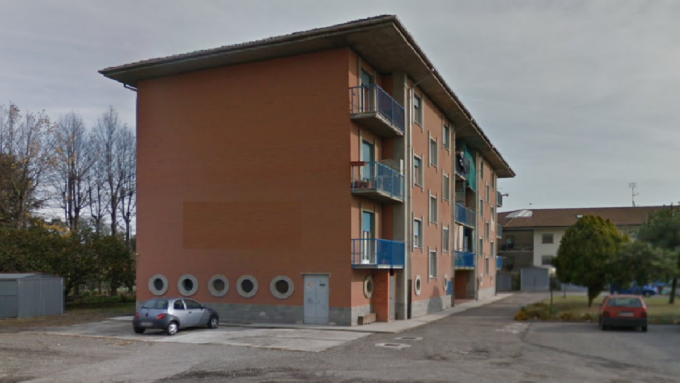 Piovono calcinacci su una donna