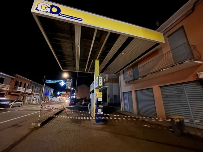 Botti di Capodanno fanno saltare la pensilina della stazione di servizio