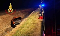 Auto esce di strada e termina la corsa in un canale in secca