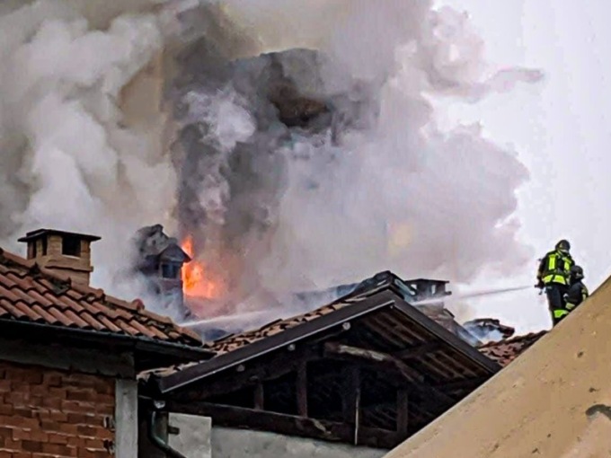 Grave incendio in centro al paese LE FOTO