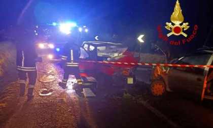 Resta incastrato in auto nell'incidente frontale