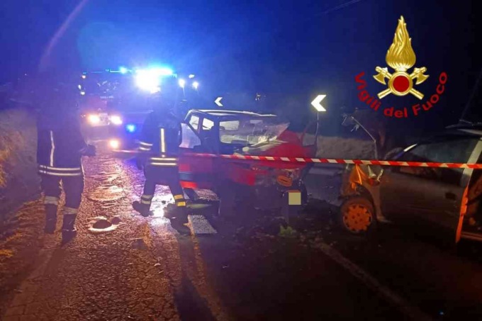 Resta incastrato in auto nell’incidente frontale