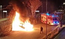 Auto prende fuoco in stazione IL VIDEO