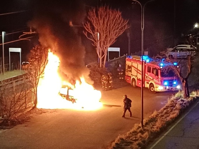 Auto prende fuoco in stazione IL VIDEO