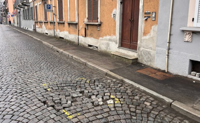 Un’altra buca pericolosa in città, l’allarme degli abitanti