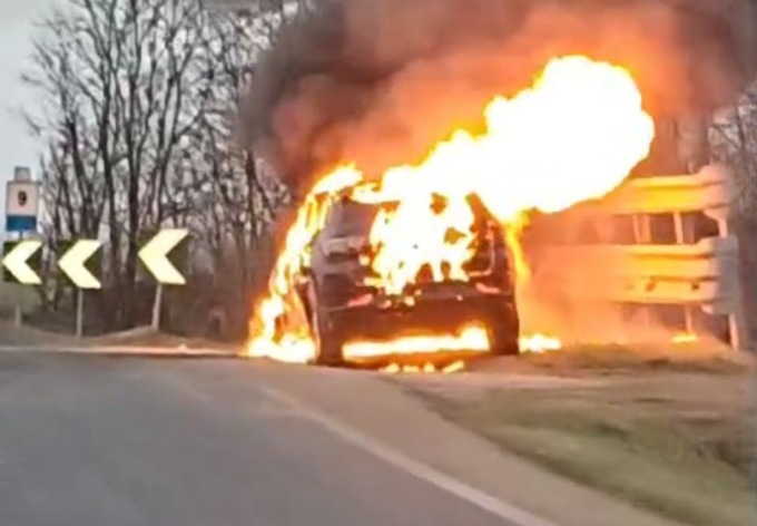 Auto in fiamme lungo la provinciale