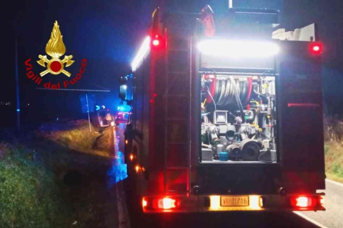 Finisce nel fosso con l’auto, i soccorsi