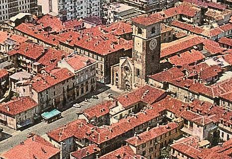 Balla nuda sul balcone: siparietto sexy in centro