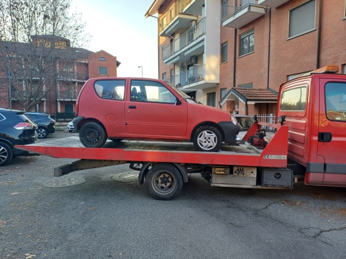 Lotta alle auto abbandonate