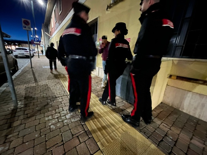Rapina in stazione a Chivasso, cinque denunciati