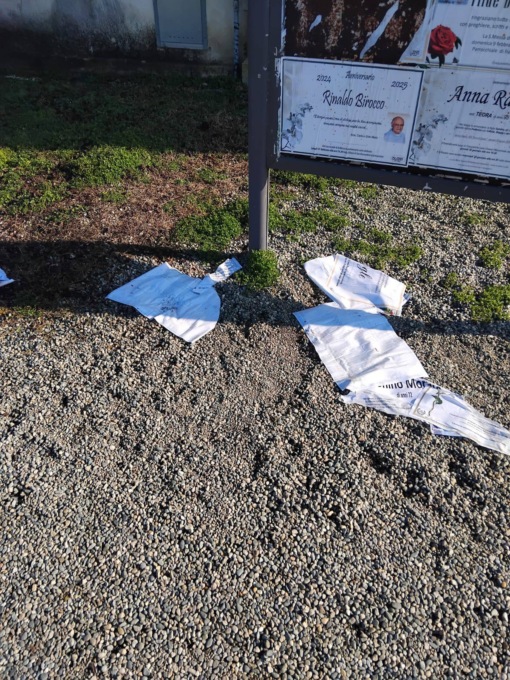 I vandali colpiscono anche i morti