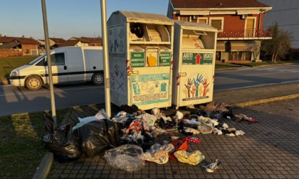 C’è chi abbandona i sacchi di rifiuti... e chi li apre e sparge tutto in piazza