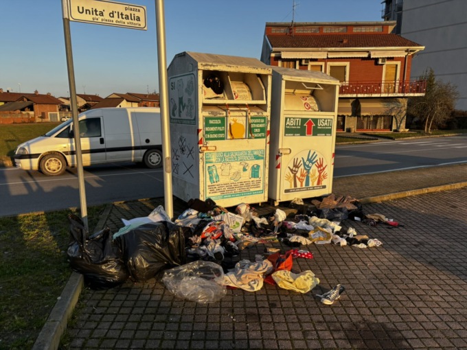C’è chi abbandona i sacchi di rifiuti… e chi li apre e sparge tutto in piazza