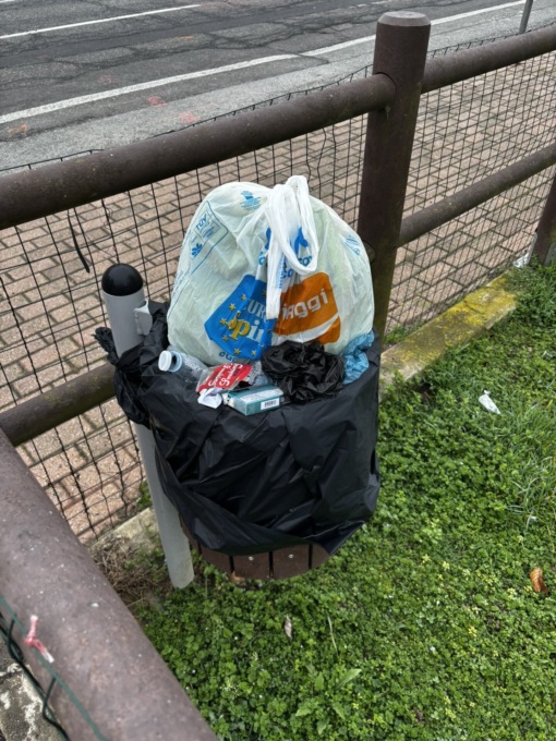 Il cestino del parco usato come bidone dell’indifferenziata