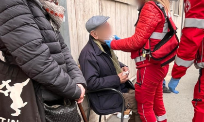 I marciapiedi sono delle trappole: 89enne cade in via Caduti per la Libertà