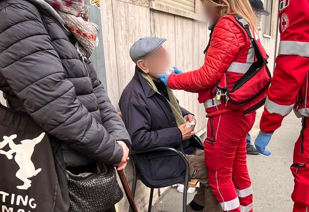 I marciapiedi sono delle trappole: 89enne cade in via Caduti per la Libertà