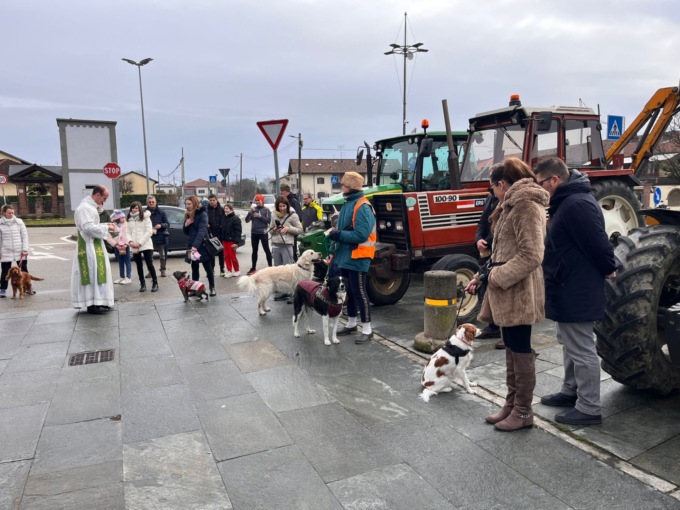 In festa per Sant’Antonio Abate: benedizione degli animali e mezzi agricoli