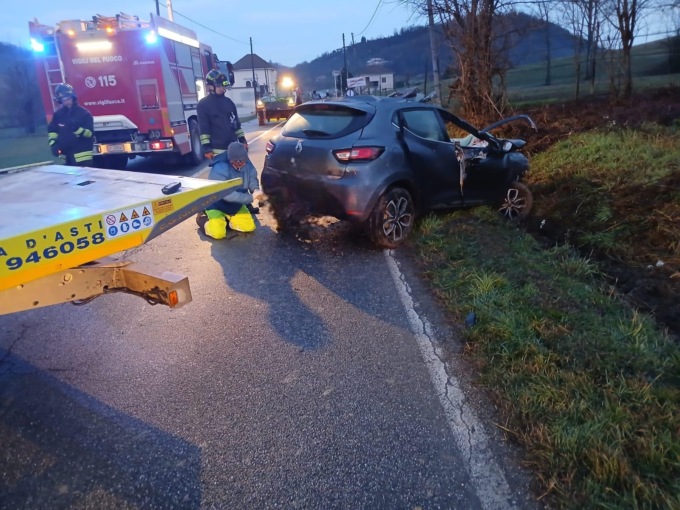 Travolge due equini con l’auto, giovane in condizioni disperate
