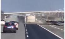 Tir si ribalta sull'A4, il VIDEO dell'incidente