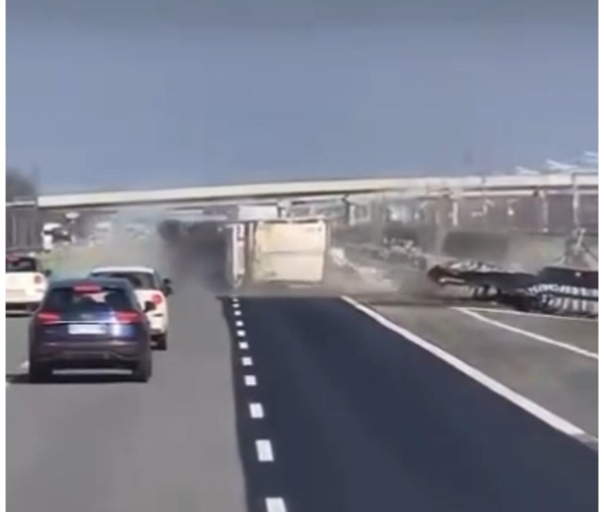 Tir si ribalta sull’A4, il VIDEO dell’incidente
