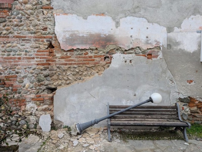 I vandali distruggono la piazza