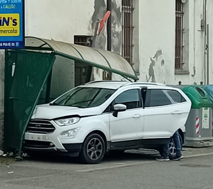 Tragedia sfiorata, auto contro la pensilina del bus