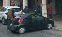 Frontale in centro, due auto coinvolte