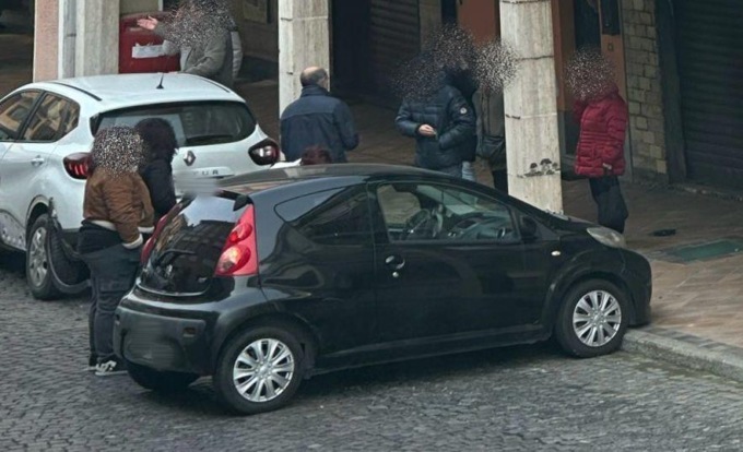 Frontale in centro, due auto coinvolte