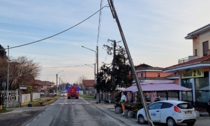 Camion dei rifiuti colpisce un palo della luce