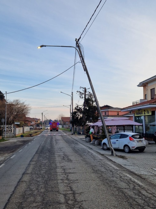 Camion dei rifiuti colpisce un palo della luce