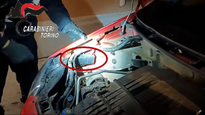 Aveva droga in auto, nelle tazze da te e anche nel frigorifero