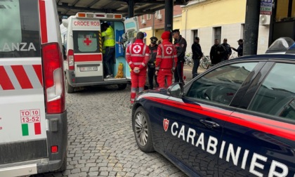 Ragazzo si sdraia sui binari: era appena uscito dall’ospedale