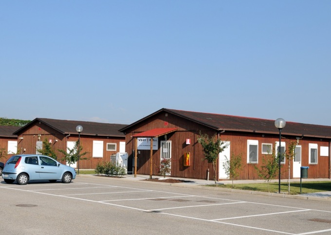 Vive nelle casette all’ex Tav, ma al Comune non risulta