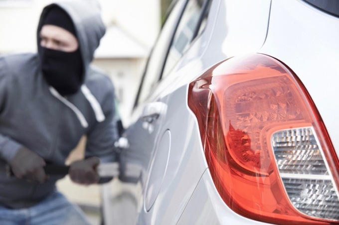 Uno le chiede informazioni e la distrae, l’altro le ruba la borsa dal sedile dell’auto
