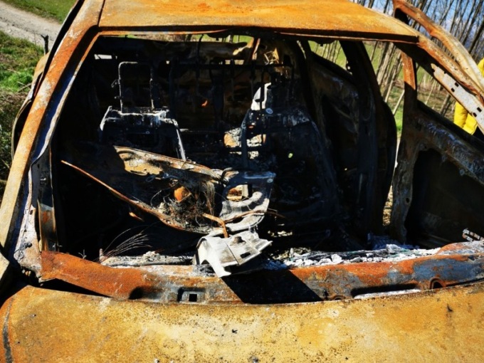 Auto bruciate e galline morte tra i rifiuti