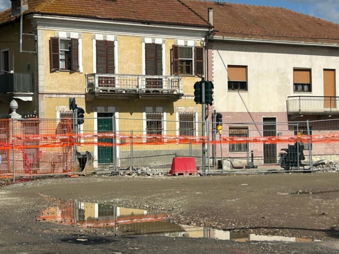 Il cantiere crea troppi disagi. Il sindaco: «Lavori necessari»