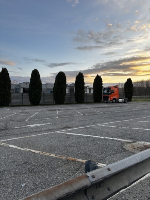 Il parcheggio del cimitero vietato ai camion